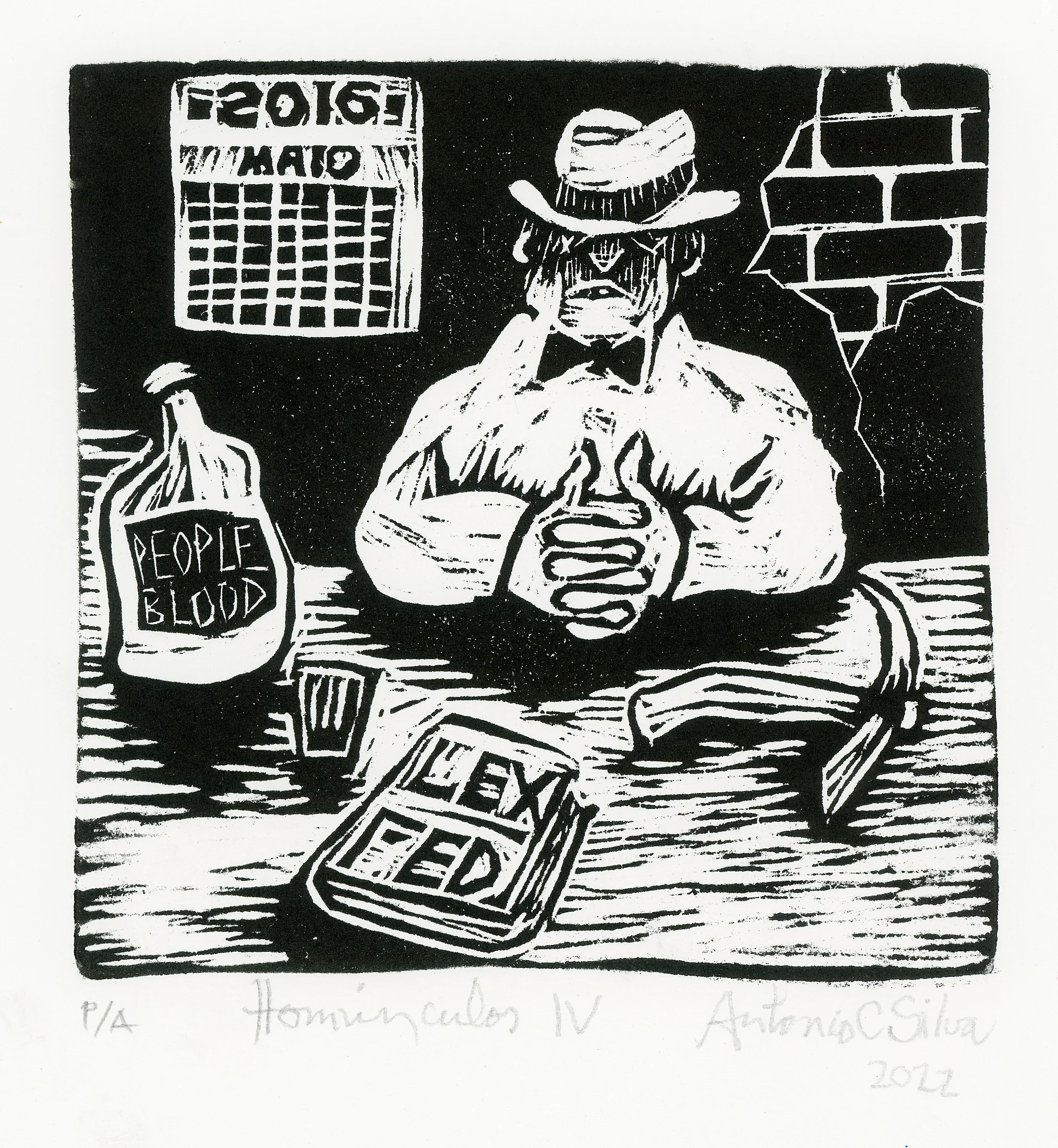 Homem de chapéu e gravata borboleta atrás de uma mesa, onde repousam uma garrafa com rótulo “People Blood”, um livro com capa “Lex Fed” e uma picareta. Ao fundo, um calendário de maio de 2016. Gravura em preto e branco. Assinatura à lápis na parte inferior: “P/A Homúnculos IV Antonio C Silva 2022”