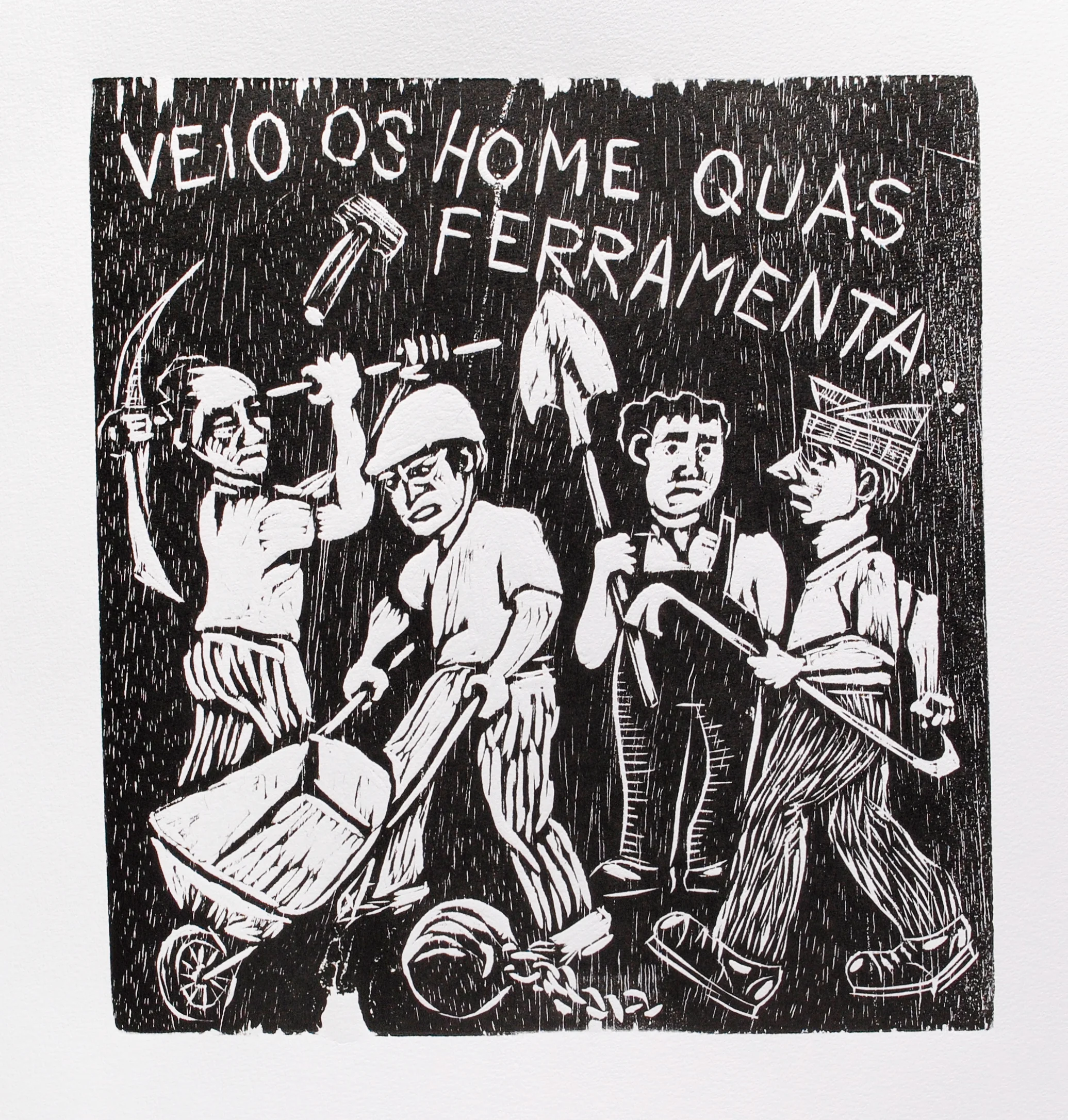 Quatro homens, estilizados, realizando trabalho manual e carregando pocareta, pá, enxada e pé de cabra. As figuras têm expressões de esforço e sofrimento. Texto: "VEIO OS HOME QUAS FERRAMENTA…". Xilogravura em preto e branco.