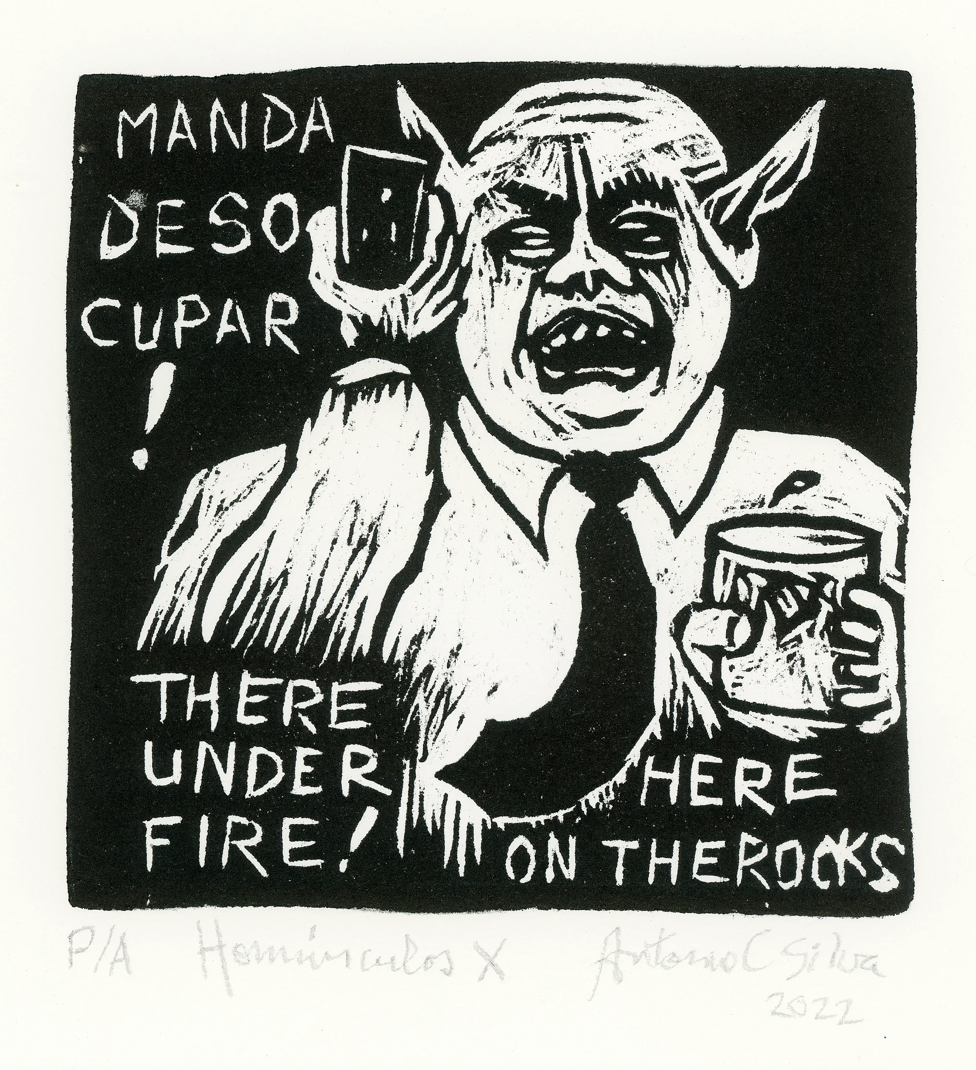 Homem de orelhas pontudas e careca, com camisa branca e gravata, tem em sua mão direita um celular e na outra, um copo. Ao redor dele, está escrito “Manda desocupar! There under fire! Here on the rocks”. Gravura em preto e branco. Assinatura à lápis na parte inferior: “P/A Homúnculos X Antonio C Silva 2022”