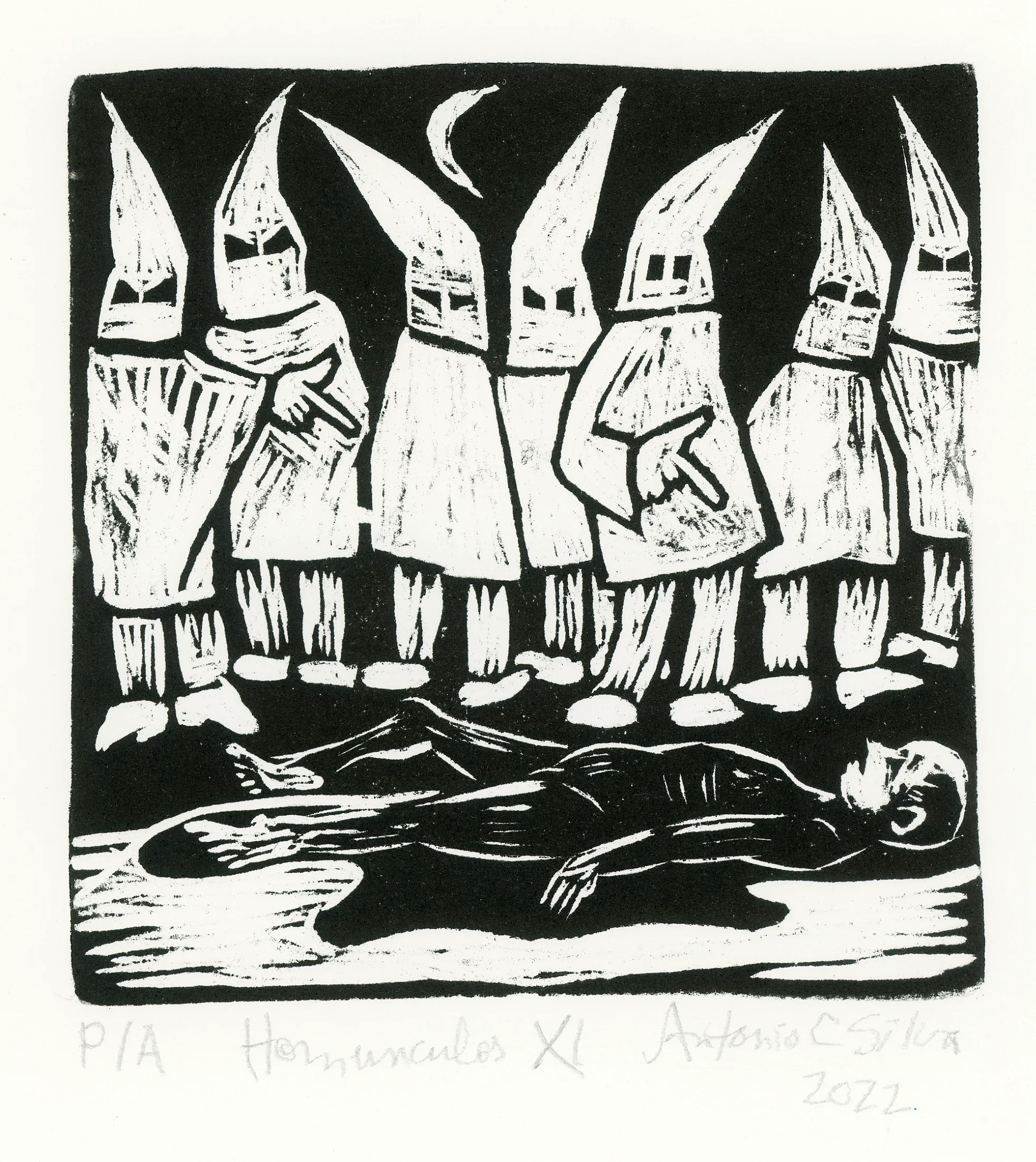 Grupo de sete homens vestidos com capuz da Ku Klux Klan olham para um homem deitado à sua frente. Dois deles fazem sinal de arma com a mão. Ao fundo, a lua. Gravura em preto e branco. Assinatura à lápis na parte inferior: “P/A Homúnculos XI Antonio C Silva 2022”