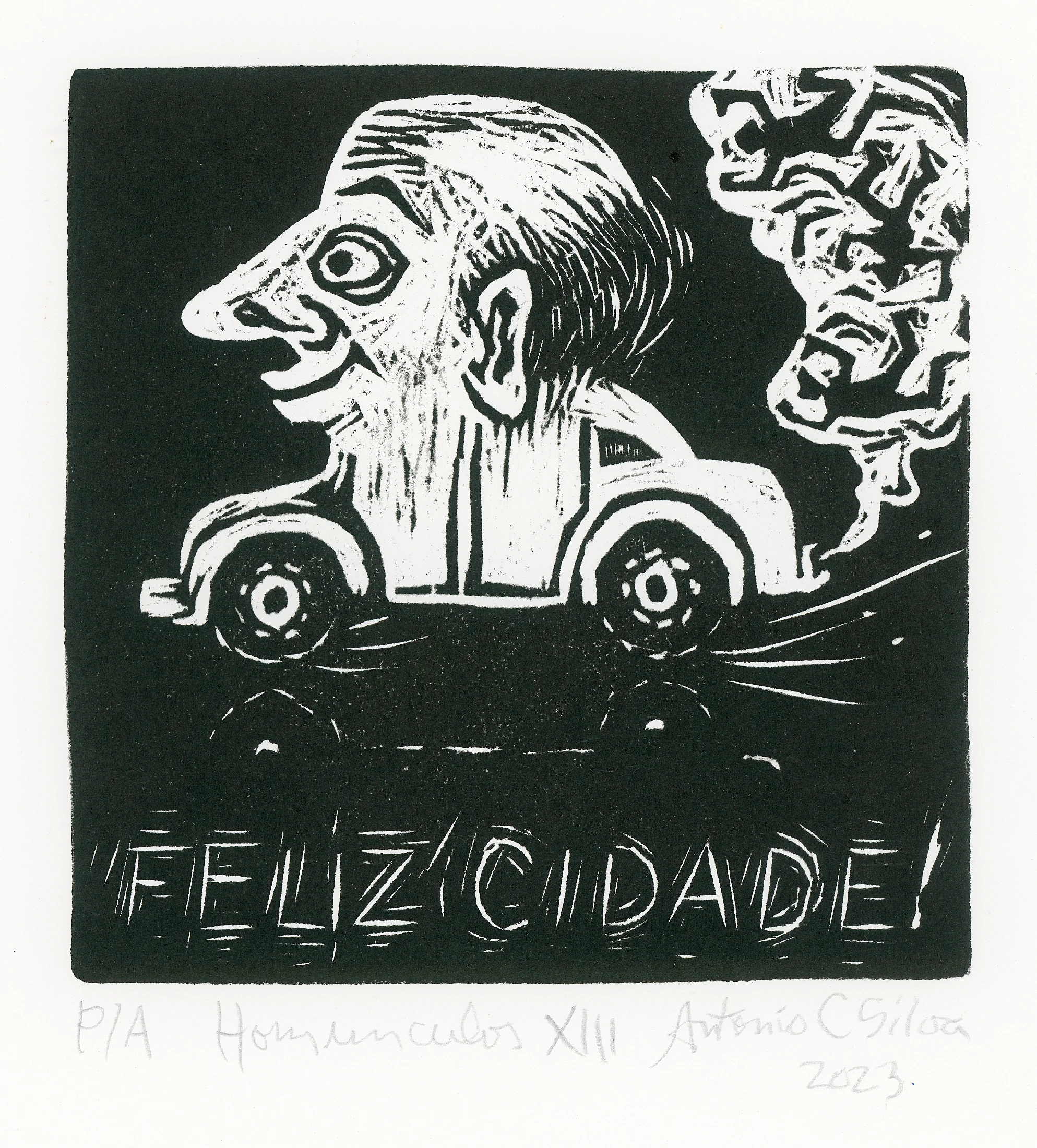 Carro cuja parte superior se transforma na cabeça de um homem careca. Do escapamento sai uma fumaça espessa. Na parte inferior do desenho, está escrito “Feliz cidade!”. Gravura em preto e branco. Assinatura à lápis na parte inferior: “P/A Homúnculos XIII Antonio C Silva 2023”
