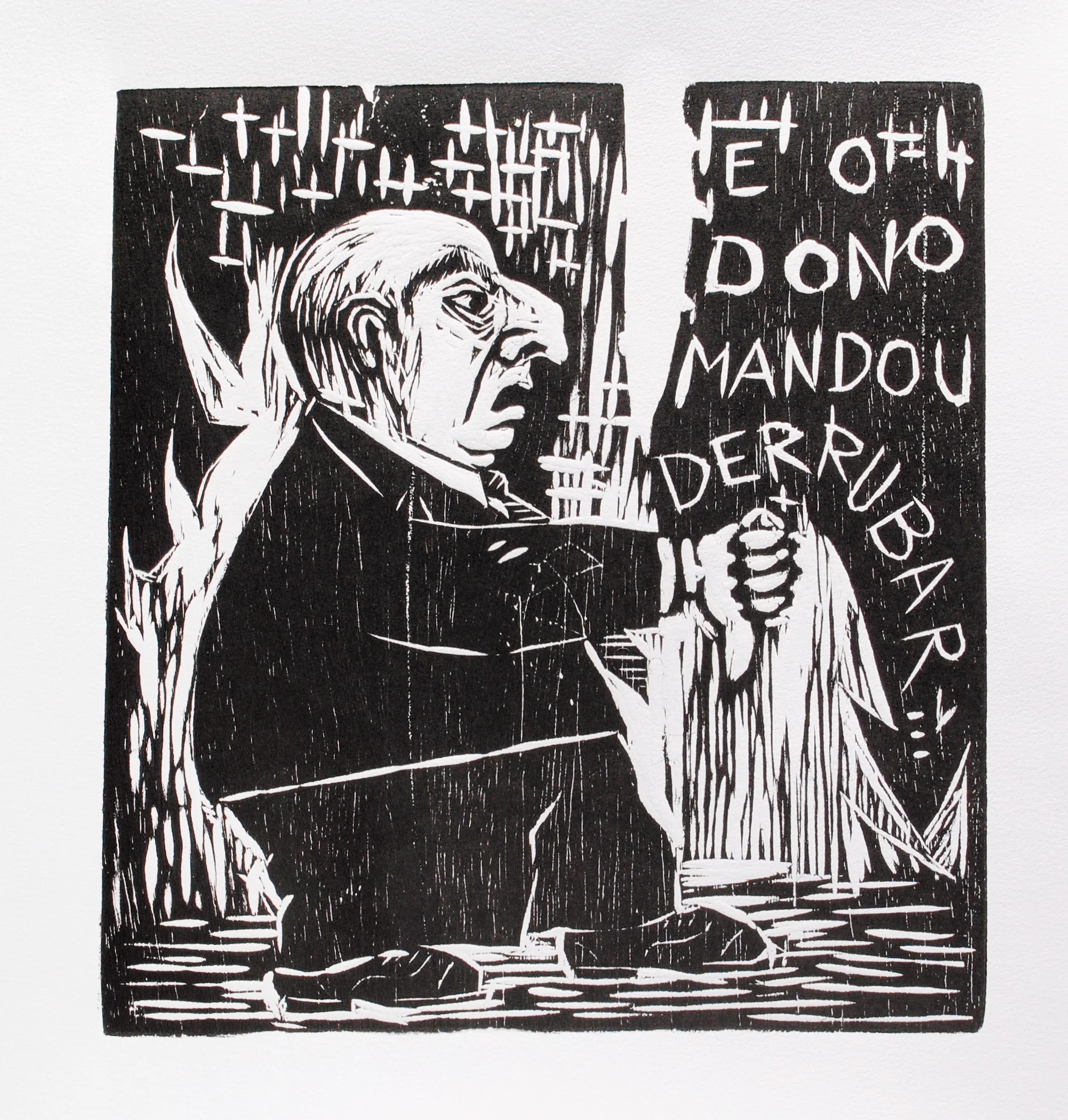 Homem gordo e velho, de terno preto e gravata, careca e de nariz proeminente, é retratado de corpo inteiro com a mão fazendo sinal de polegar para baixo. Texto: “e o dono mandou derrubar…”. Xilogravura em preto e branco.