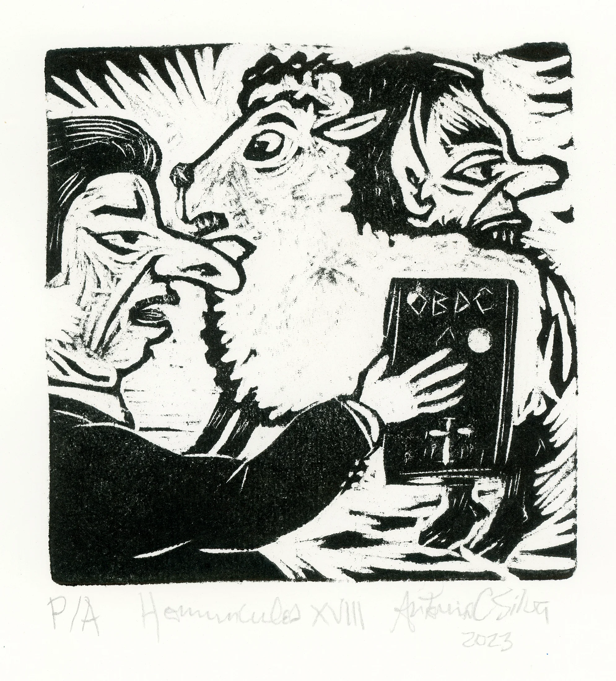 Homem de paletó preto segura um livro cuja capa está escrito “OBDC” e tem uma cruz. À sua frente, outro homem segura uma ovelha. Gravura em preto e branco. Assinatura à lápis na parte inferior: “P/A Homúnculos XVIII Antonio C Silva 2023”