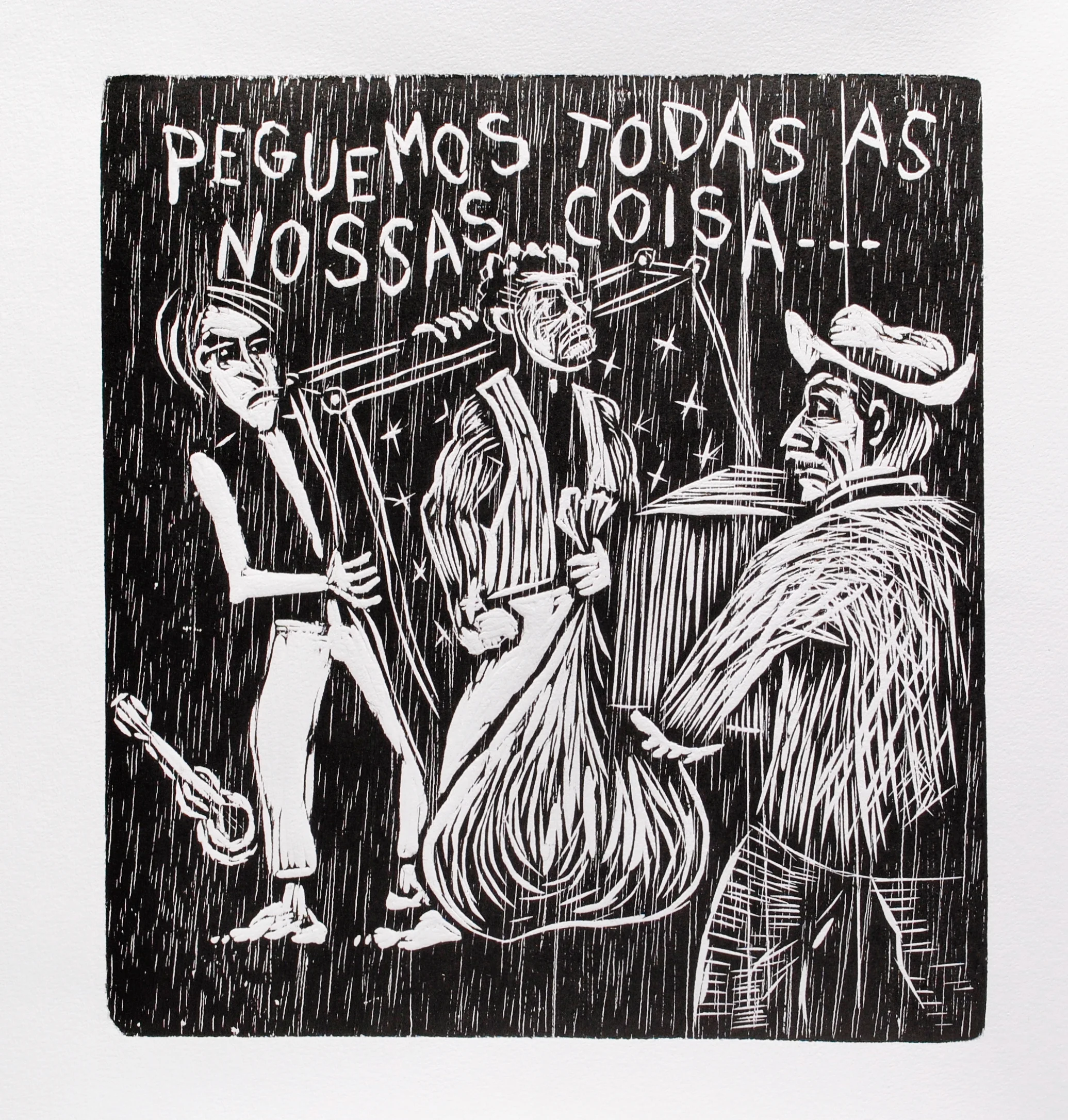 Os três personagens carregam seus pertences: colchão, saco, caixa e violão. Texto: “peguemos todas as nossas coisa…” Xilogravura em preto e branco