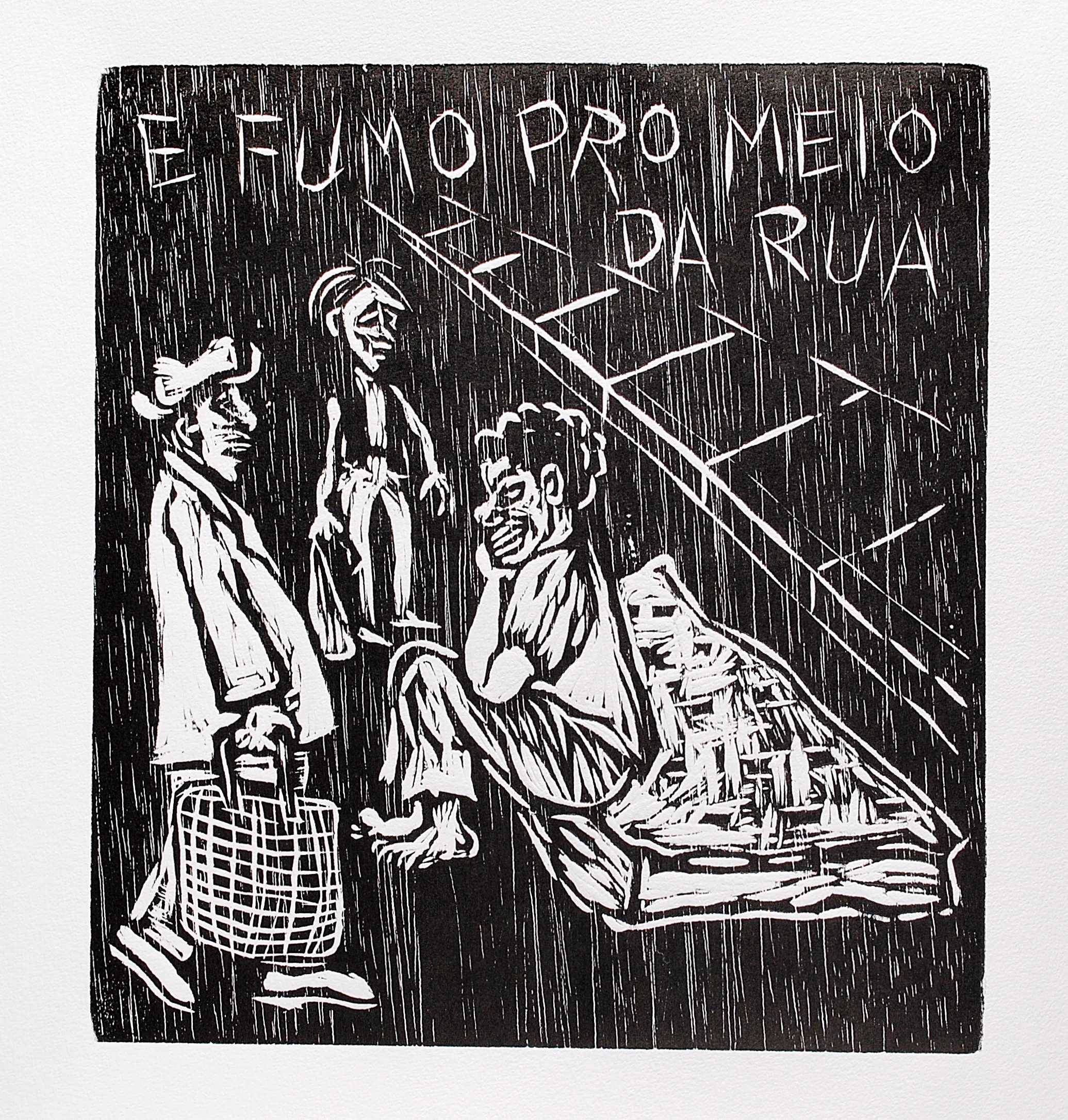 Os três personagens na rua, perto do meio fio de uma calçada. O mais velh de chapéu segura uma sacola, Joca segura um saco e Matro Grosso está sentado sobre o colchão, com o queixo apoiado na mão. Texto: “e fumo pro meio da rua”. Gravura em preto e branco