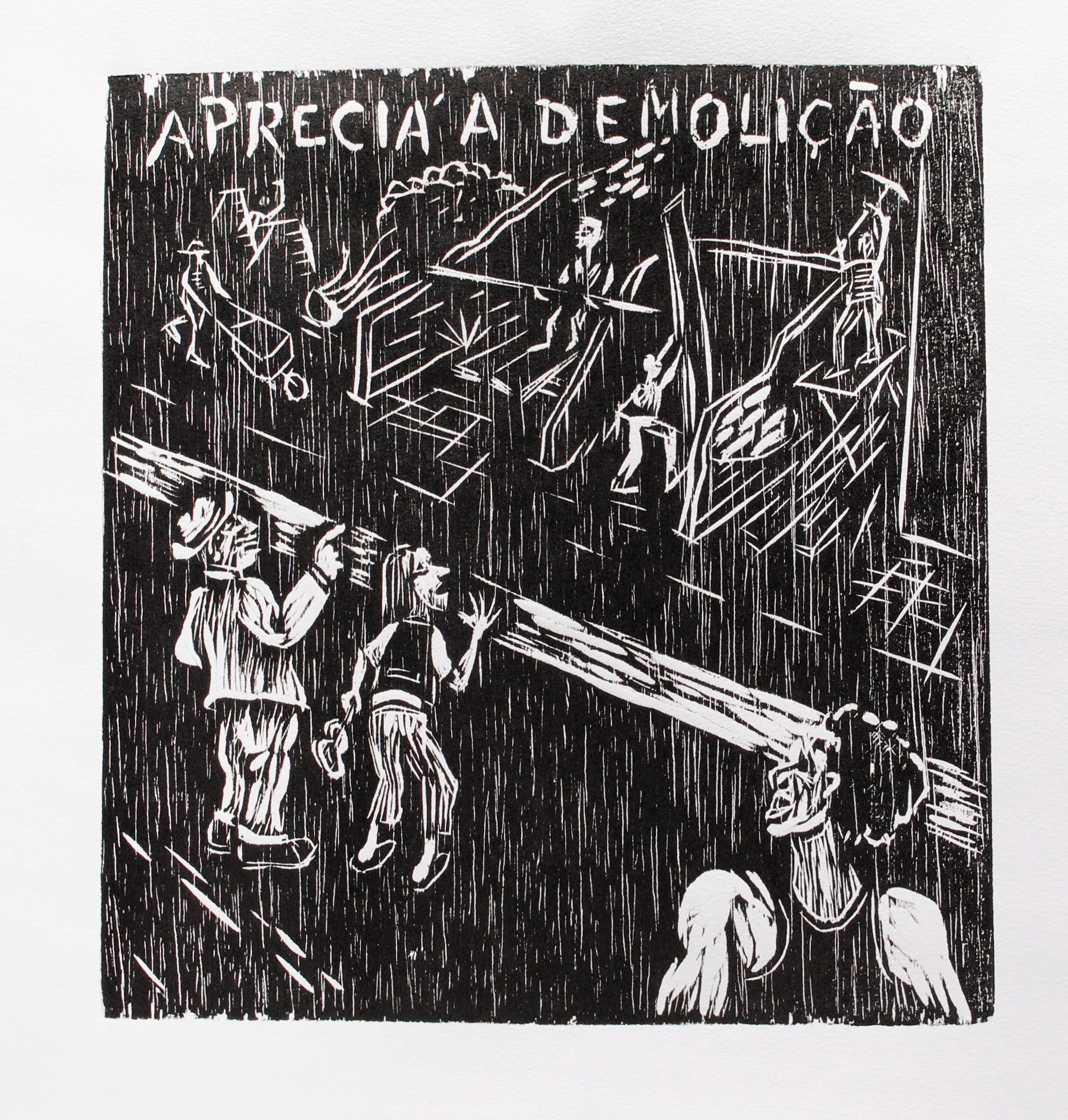 Os três personagens na rua olham para os trabalhadores demolindo a casa com picareta e carrinho de mão. Texto: “apreciá a demolição”. Gravura em preto e branco
