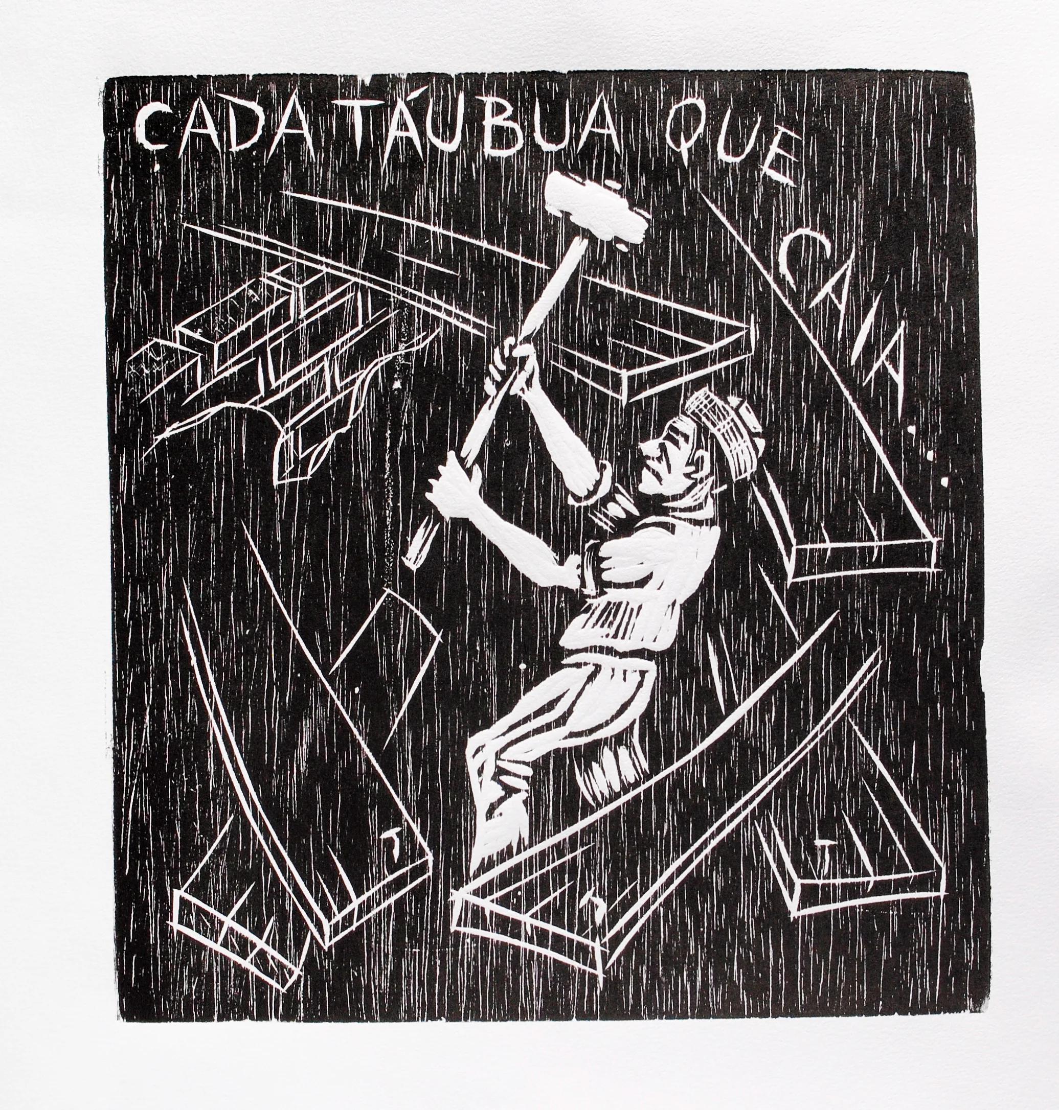 Operário com uma marreta dando golpe em tábuas e uma parede de tijolos semi-destruída. Texto: “cada táubua que caia…”. Gravura em preto e branco