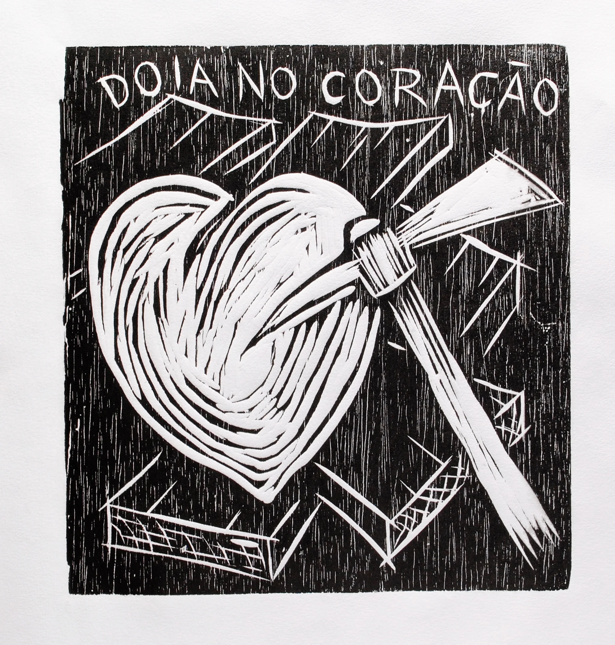 Picareta golpeando um coração estilizado. Ao fundo, tábuas de madeira. Texto: “ doía no coração”. Gravura em preto e branco