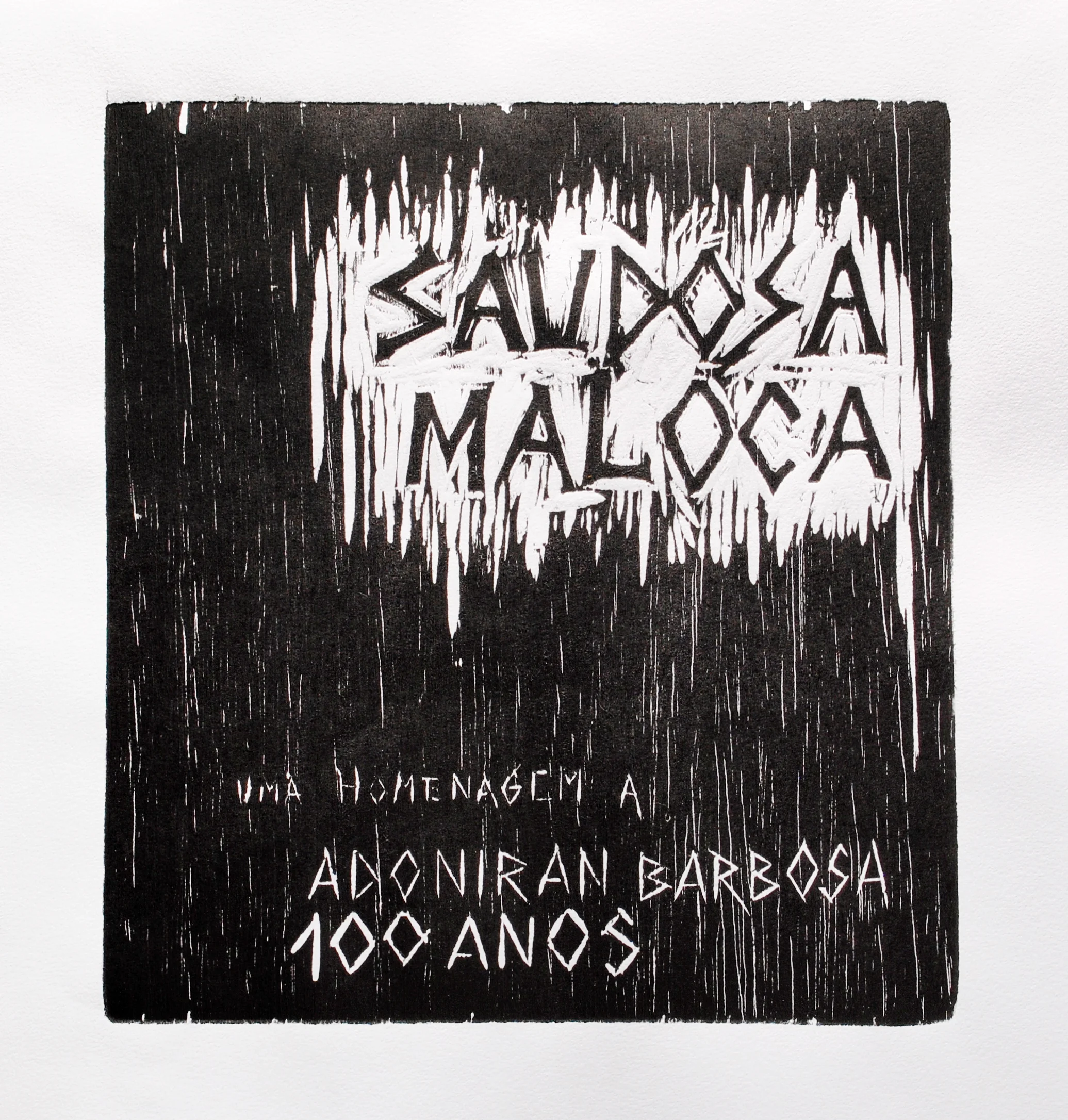 Dizeres “Saudosa Maloca - Homenagem a Adoniram Barbosa - 100 anos” sobre fundo preto. Gravura em preto e branco.