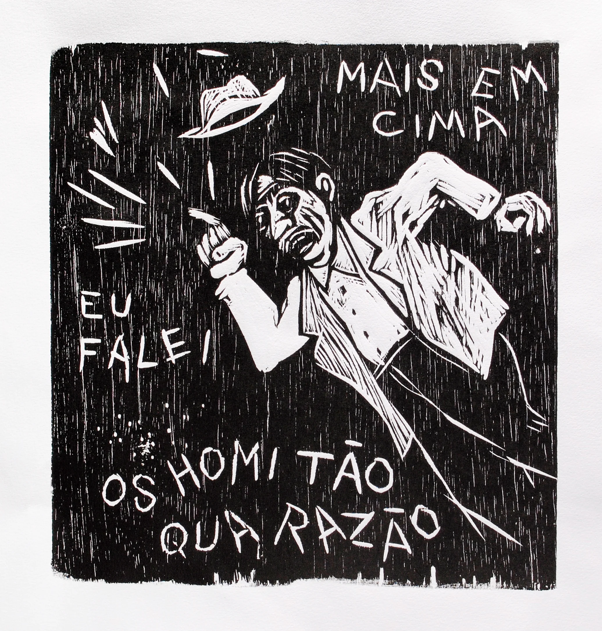 O narrador retrado em diagonal com o indicador levantado e o chapéu um palmo sobre sua cabeça. Texto: “mais em cima eu falei os homi tão qua razão”. GRavura em preto e branco
