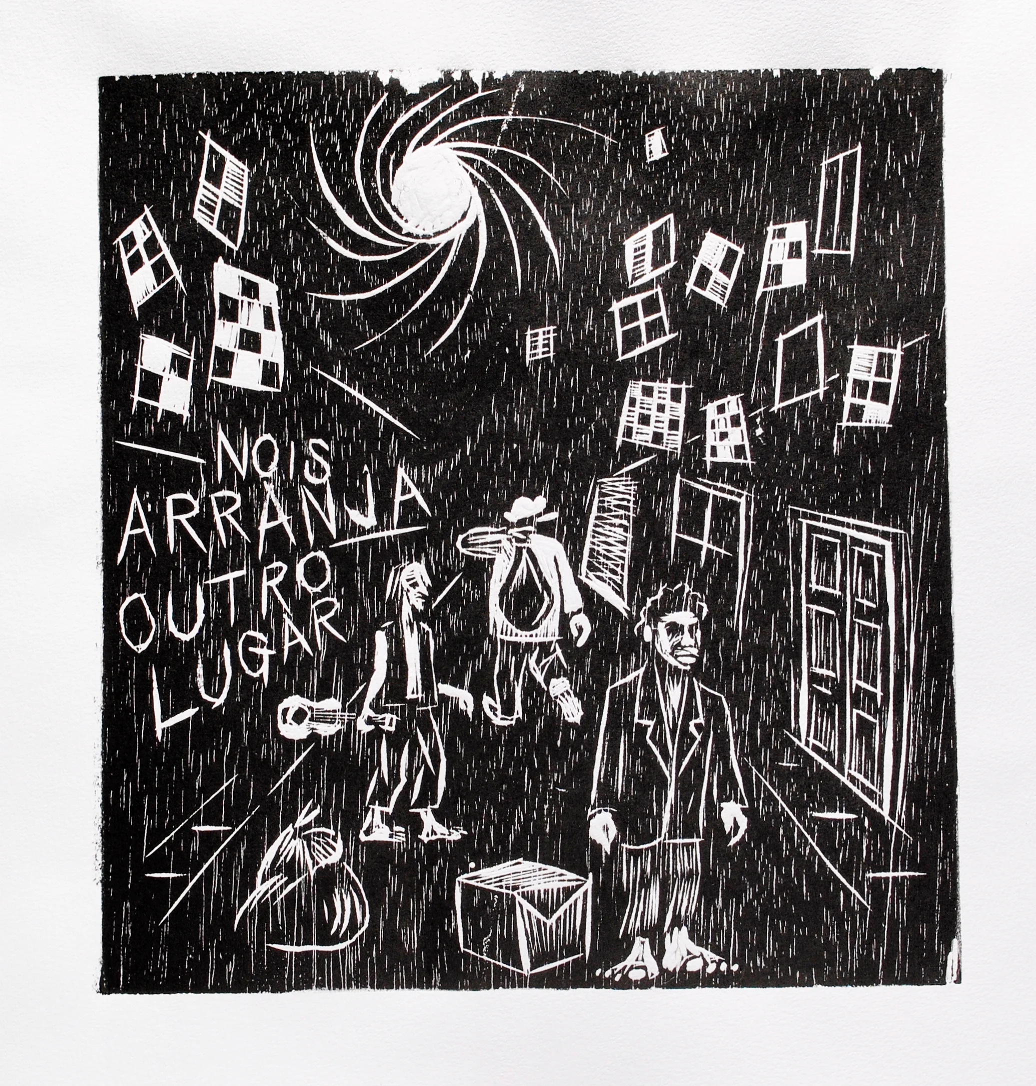 Três personagens na rua, com portas e janelas dos dois lados da rua. Caixas e sacos no chão, violão na mão e sol brilhando no céu. Texto: “Nóis arranja outro lugar”. Gravura em preto e branco
