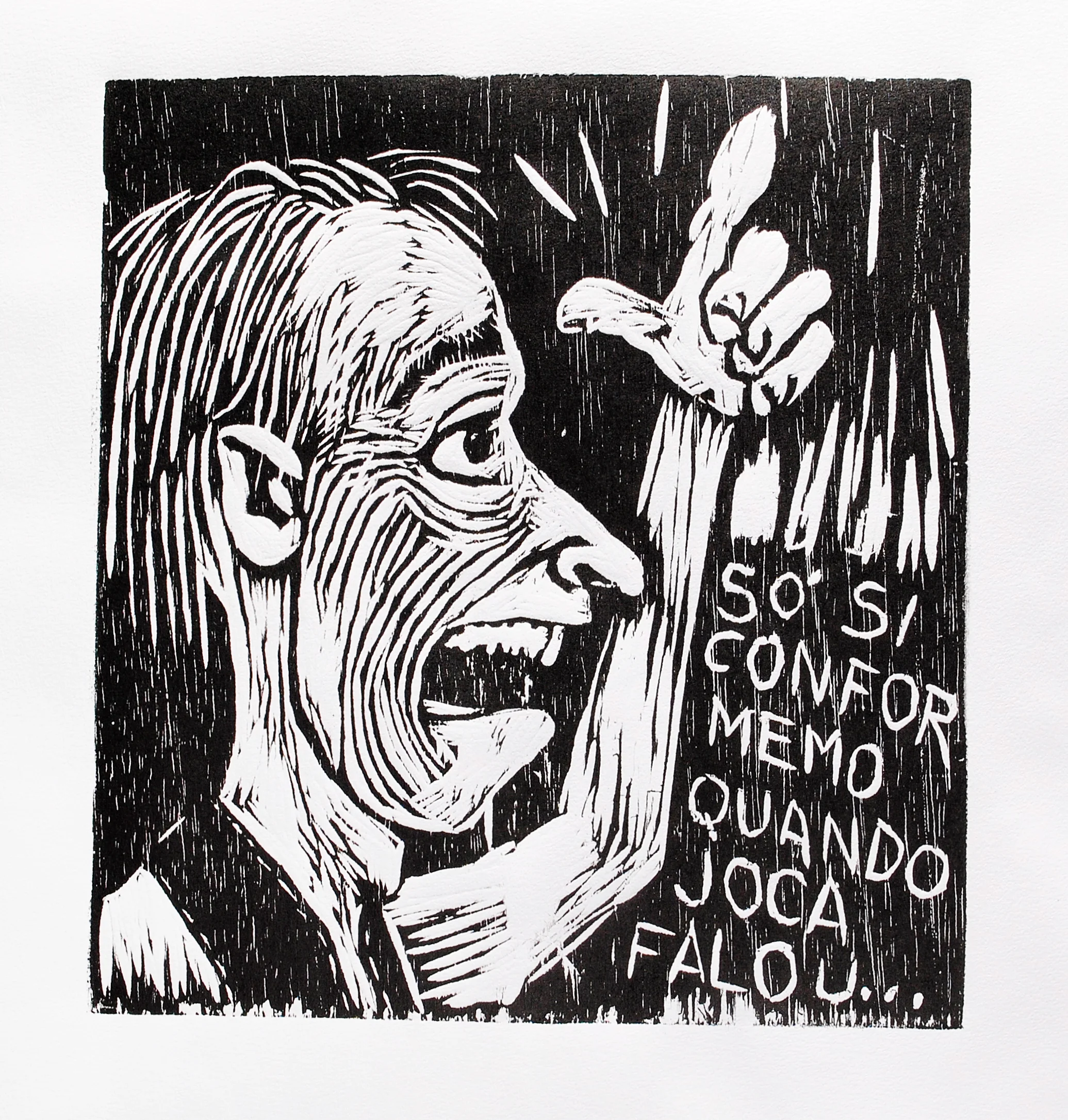 Homem retratado de perfil, do ombro pra cima, de braço erguido com o indicador levantado. Texto: “Só si conformemo quando Joca falou…”. Gravura em preto e branco