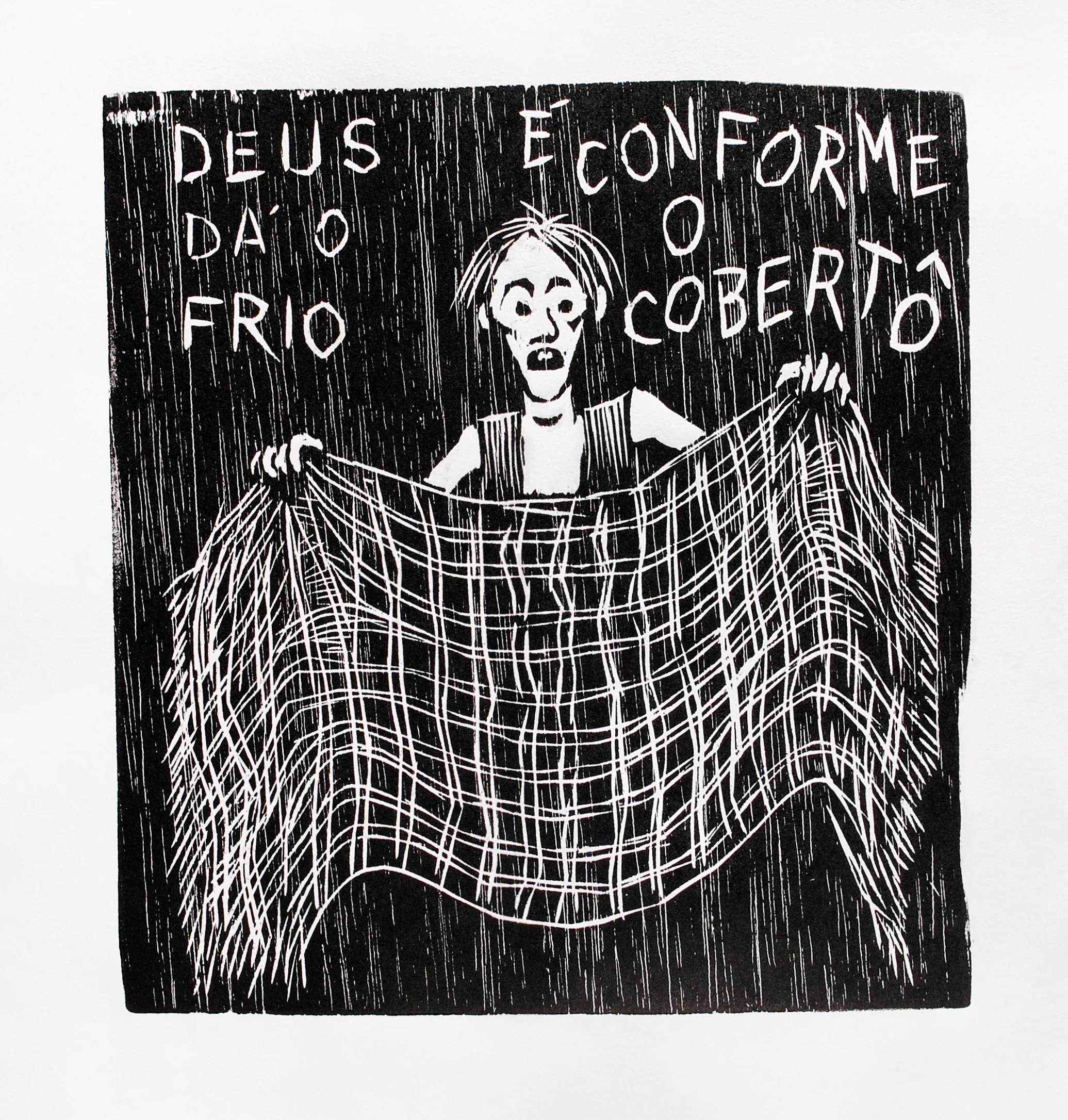 Joca segura o cobertor à sua frente, com as duas mãos, ocultando seu corpo do abdômen pra baixo. Texto: “Deus dá o frio é conforme o cobertô”. Gravura em preto e branco
