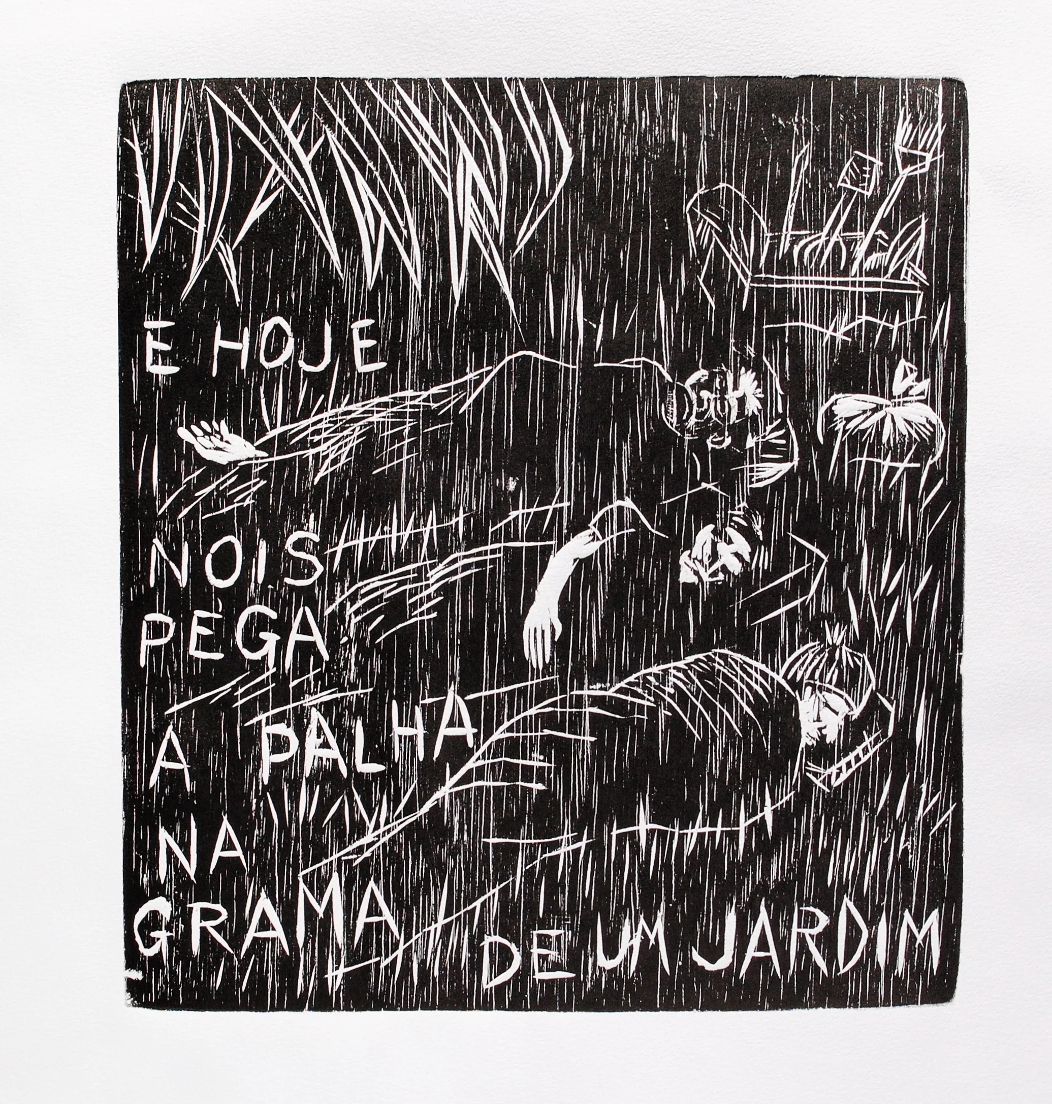 Os três personagens dormindo em um gramado, enrolados no que parecem sacos de dormir. Ao fundo, folhagens e uma caixa com vassoura e outros utensílios. Texto: “E hoje nóis pega a palha na grama de um jardim”. Gravura em preto e branco