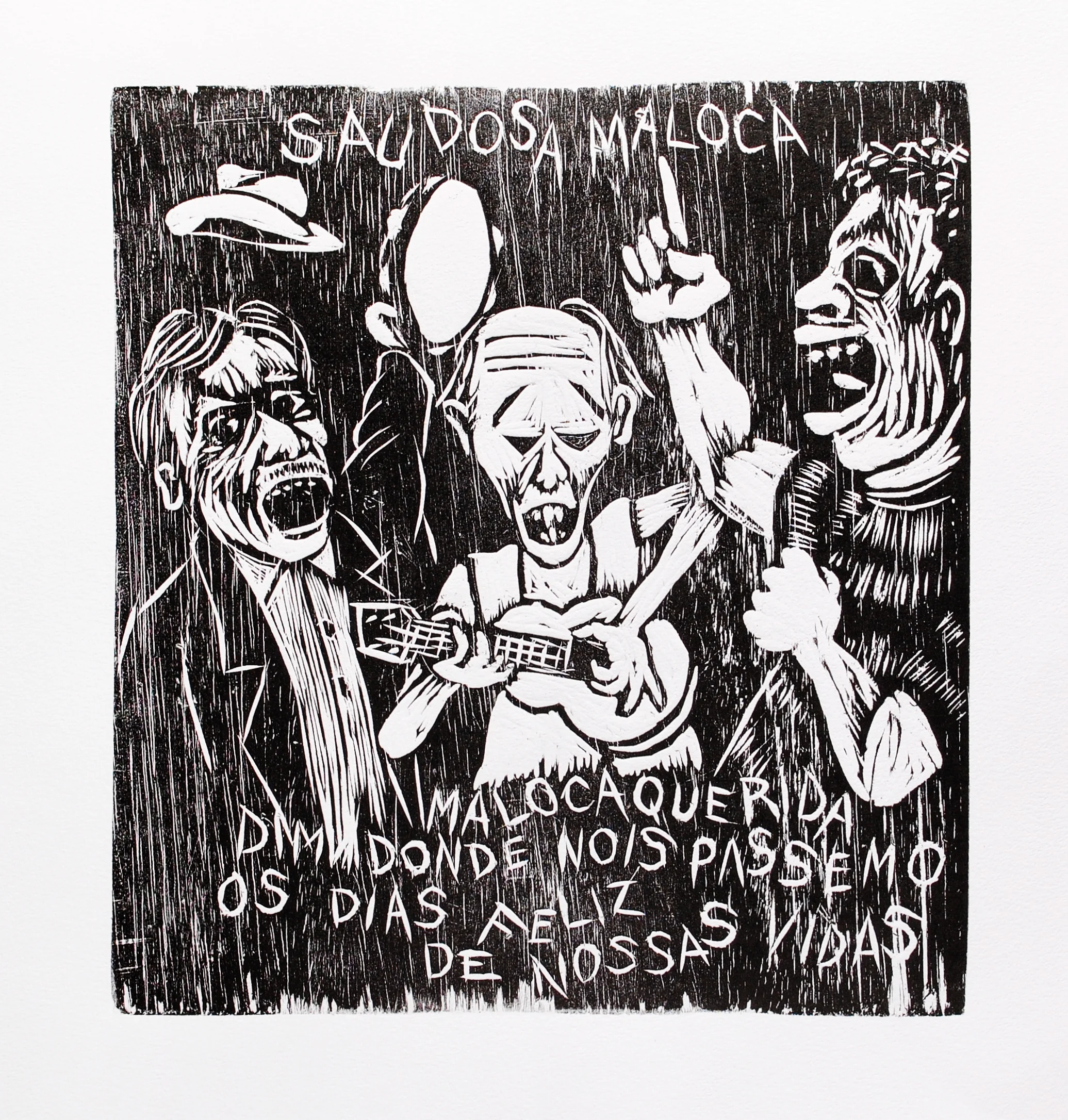 Os três personagens cantando. O narrador à esquerda com um pandeiro e o chapéu suspenso sobre sua cabeça, Joca ao centro tocando violão e Mato Grosso cantando com o braço direito erguido e o indicador levantado. Texto: “Saudosa maloca maloca querida dim donde nóis passemo os dias feliz de nossas vidas“. Gravura em preto e branco