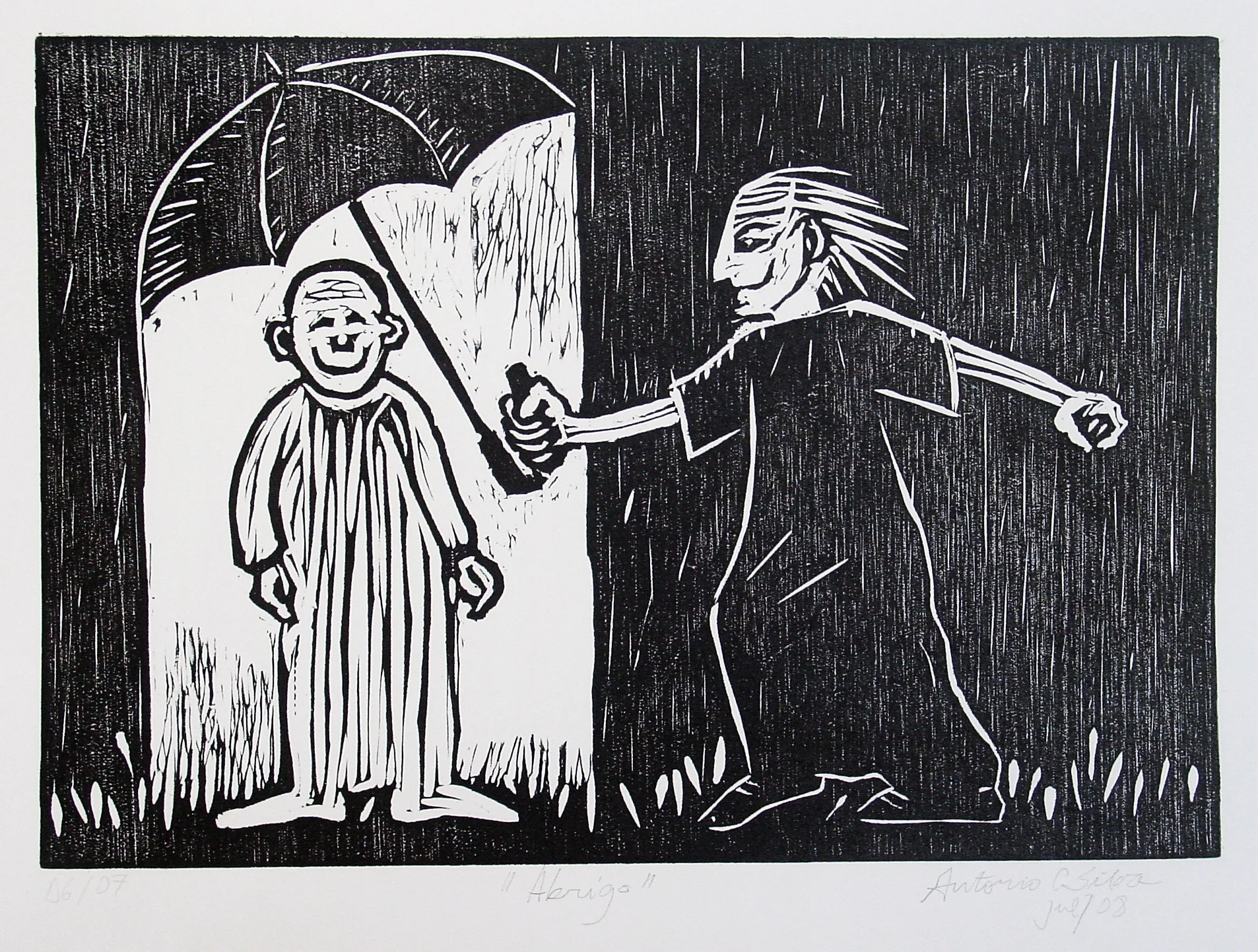 Homem vestido de preto segura um guarda chuva para proteger outro homem, carega e mais baixo. Da parte de baixo do guarda-chuva, está mais claro. Gravura em preto e branco. Assinatura à lápis na parte inferior: “06/07 “Abrigo” Antonio C Silva jul/08”
