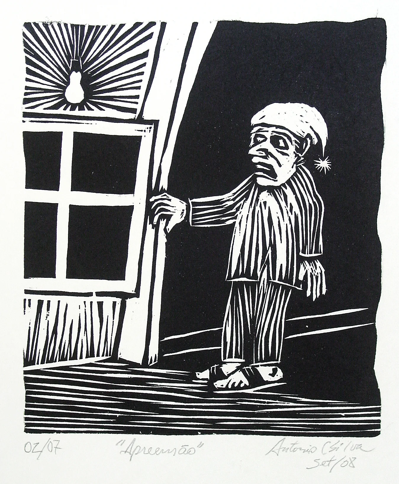 Homem de pijama e gorro, de chinelo, apoia-se no batente de um aposento, de onde se vê uma janela e a luz acesa pendendo do teto. Gravura em preto e branco. Assinatura à lápis na parte inferior: “02/07 “Apreensão” Antonio C Silva Set/08”
