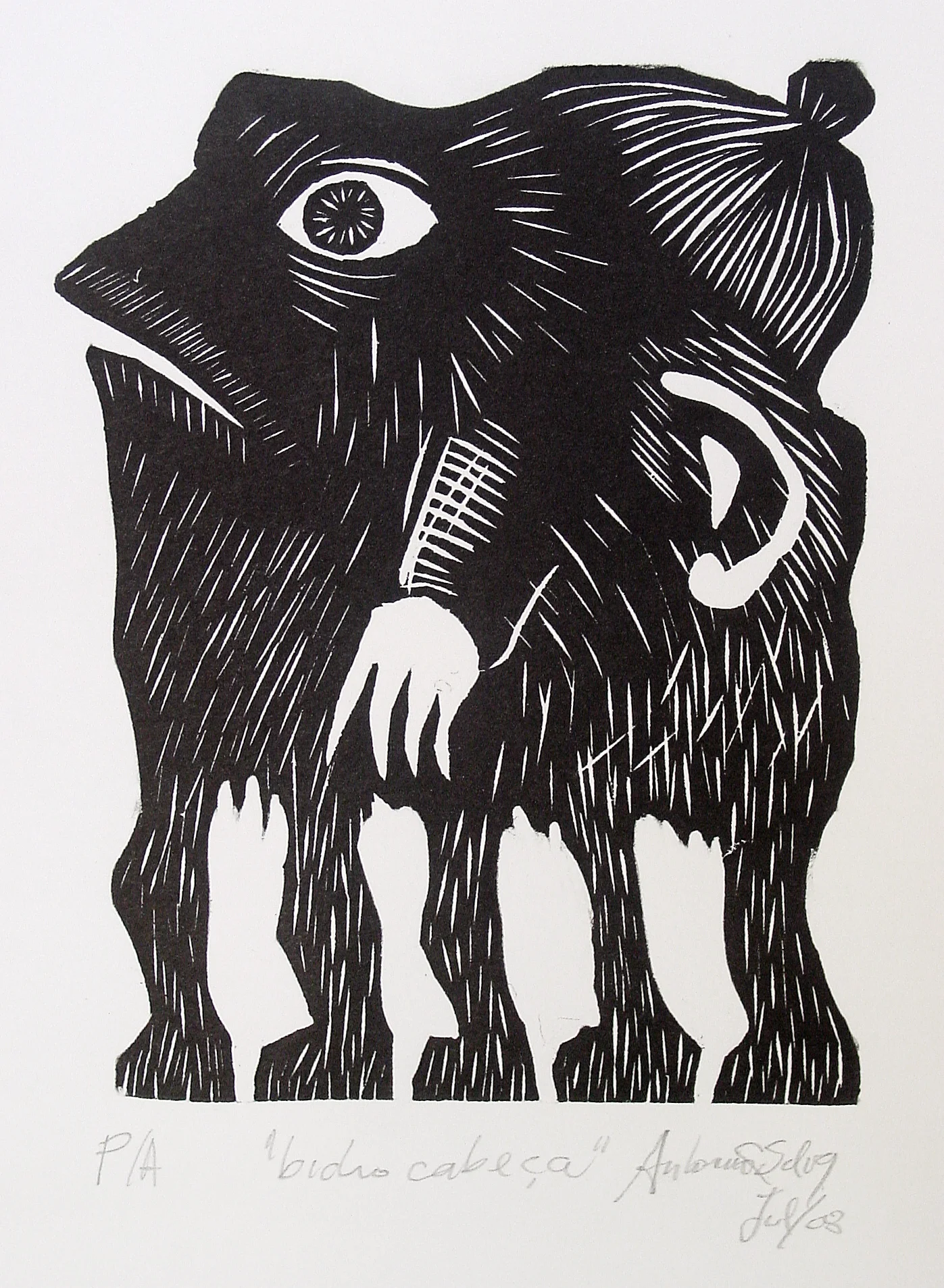 Ser com uma imensa cabeça humana, sem nariz, de onde saem cinco patas e um braço. Usa um gorro. Gravura em preto e branco. Assinatura à lápis na parte inferior: “P/A “bicho cabeça” Antonio C Silva jul/08”