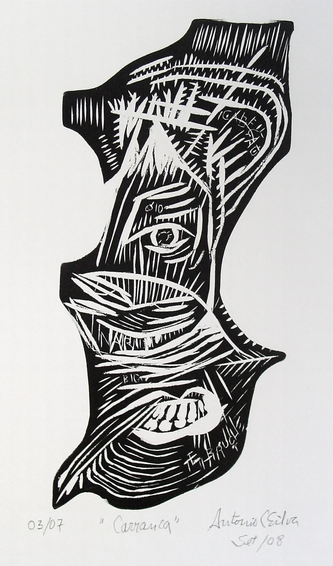 Forma indefinida, meio abstrata, parecendo com o número 1, formada por olho, boca e dizeres como nariz, cabeção, etc. Gravura em preto e branco. Assinatura à lápis na parte inferior: “03/07 “Carranca” Antonio C Silva Set/08”