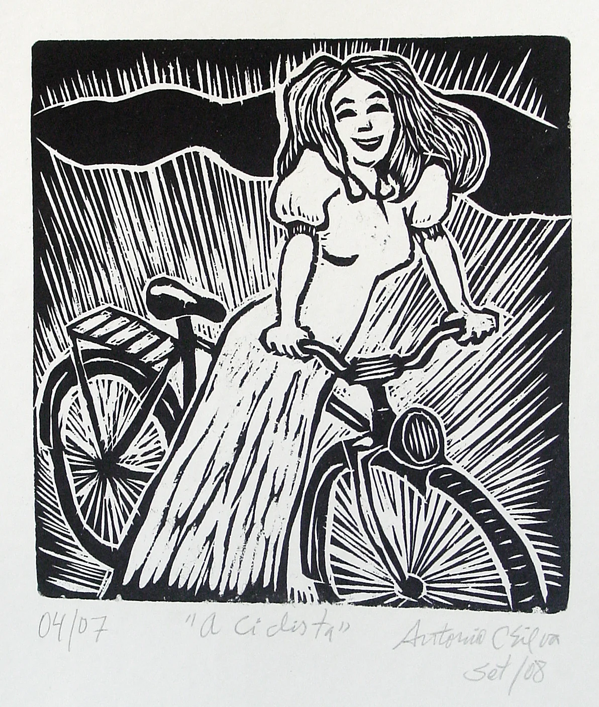 Moça sorridente de vestido ao lado de uma bicicleta com farol, para-lamas e garupa. Gravura em preto e branco. Assinatura à lápis na parte inferior: “04/07 “A ciclista” Antonio C Silva Set/08”
