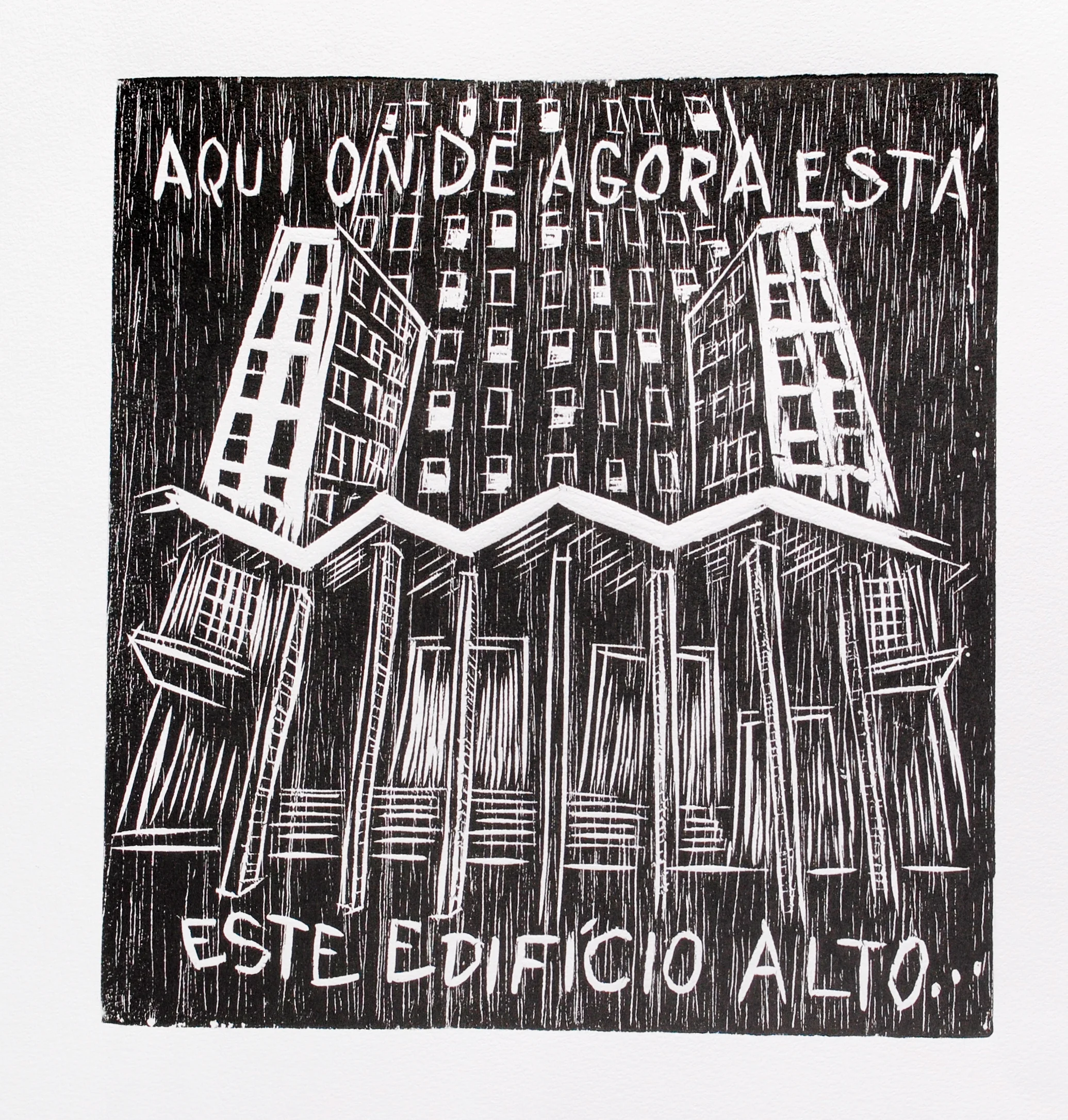 Edifício alto com vários andares e entrada com marquise, colunas e escada. Texto: “Aqui onde agora está este edifício alto…”. Gravura em preto e branco.