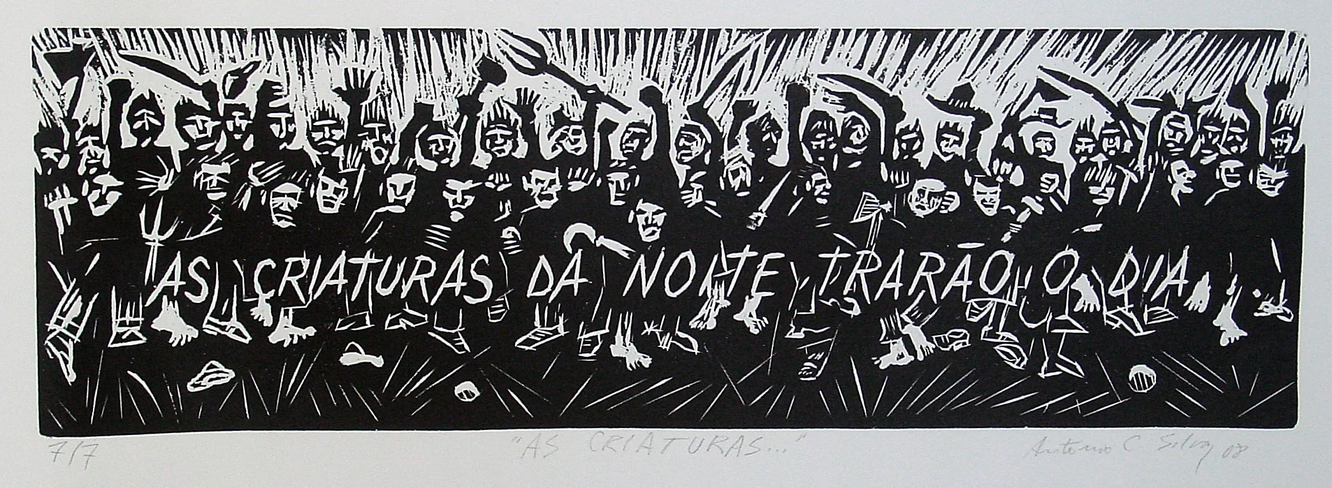 Grupo de pessoas com rostos ameaçadores, segurando martelos, enxadas, facões etc. O texto impresso diz: “As criaturas da noite trarão o dia”. Gravura em preto e branco. Assinatura à lápis na parte inferior: “7/7 “As criaturas” Antonio C Silva 08”