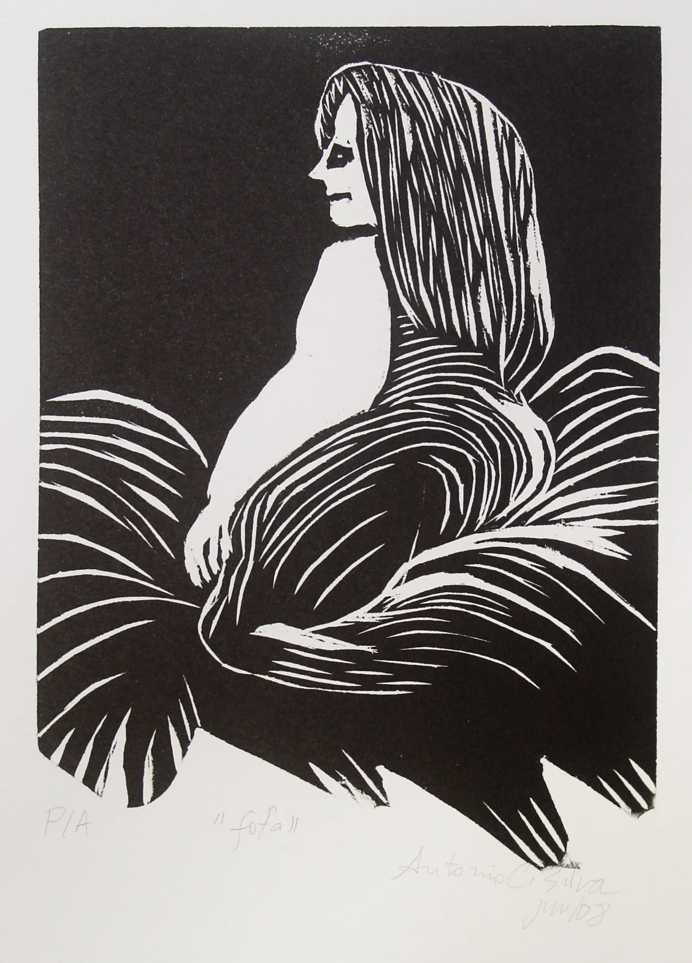 Mulher de vestido e cabelo comprido, em vista dorsal/lateral. Parece usar um vestido preto que se espalha pelo chão. Gravura em preto e branco. Assinatura à lápis na parte inferior: “06/07 “Fofa” Antonio C Silva jun/08”