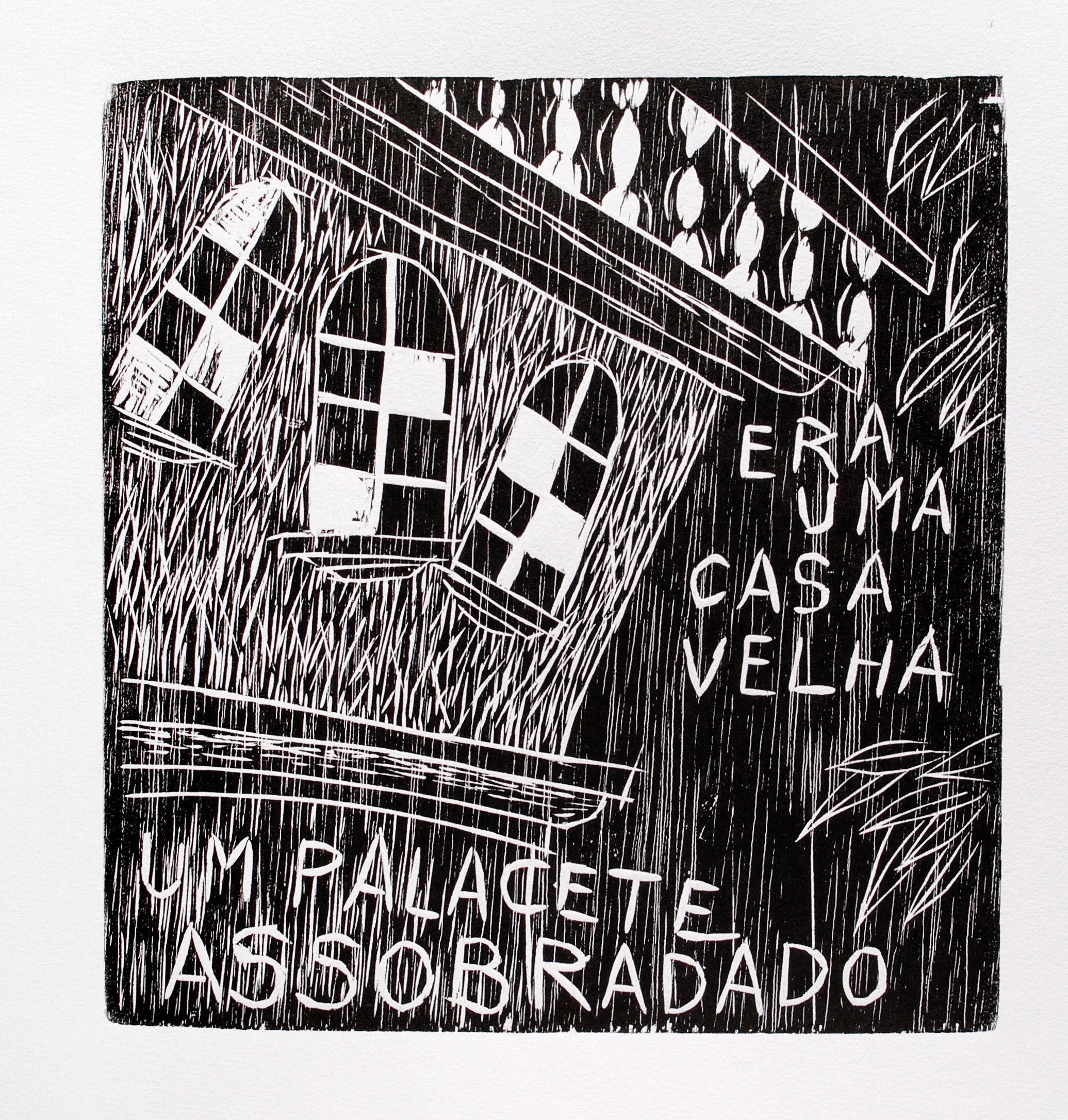 Parte da fachada de uma casa com as janelas tortas e uma balaustrada no topo. Texto: “Era uma casa velha um palacete assobradado“. Gravura em preto e branco.