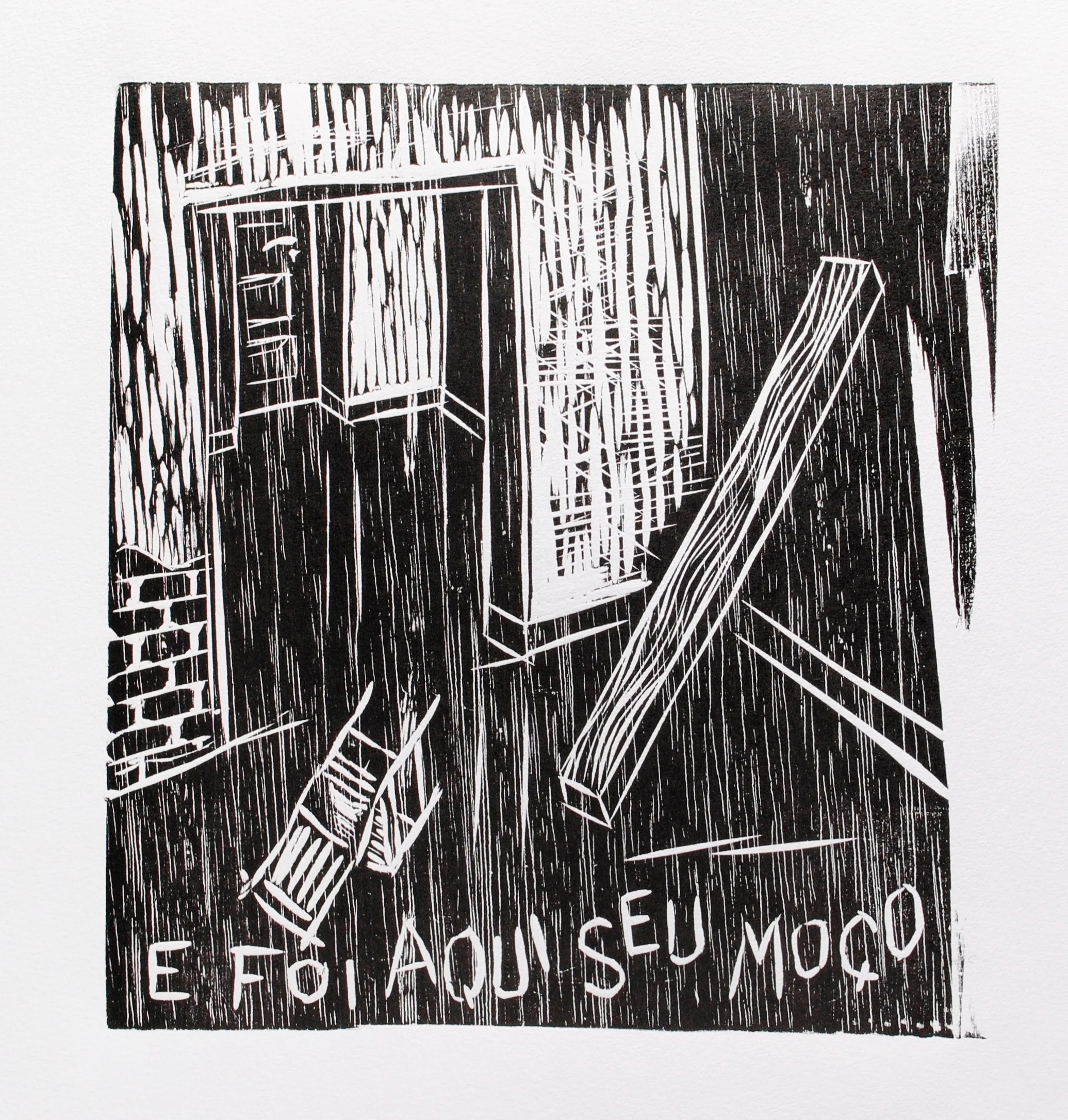 Interior de uma casa com uma viga apoiada na parede, uma cadeira jogada com o encosto apoiado no chão, e uma abertura sem porta de onde se vê outro aposento com uma porta. Texto: “E foi aqui seu moço”. Gravura em preto e branco