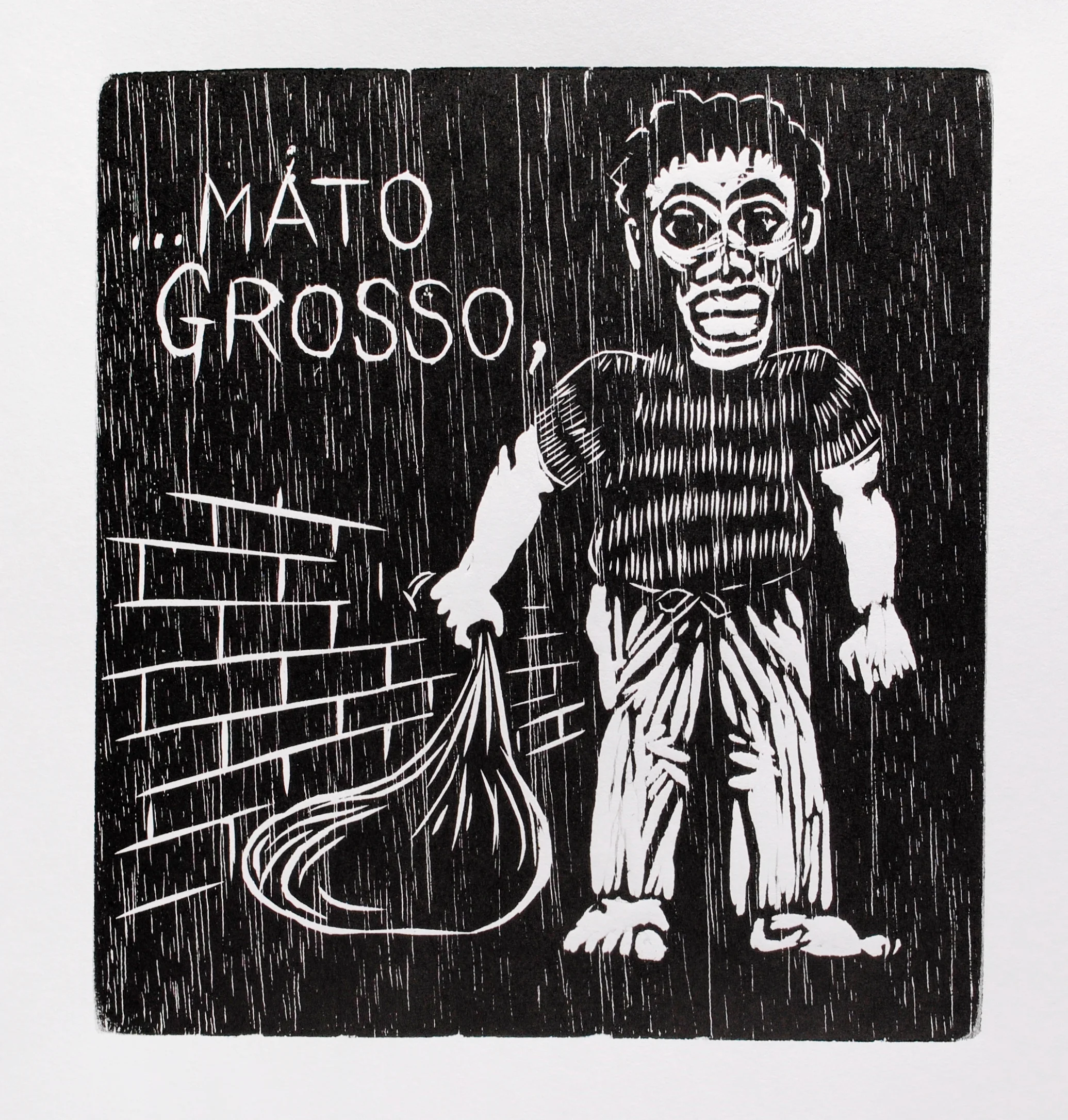 Homem negro retratado de corpo inteiro, de camiseta, calça fechada com barbante, descalço e segurando um saco. Texto: “…Mato Grosso,”. Gravura em preto e branco.